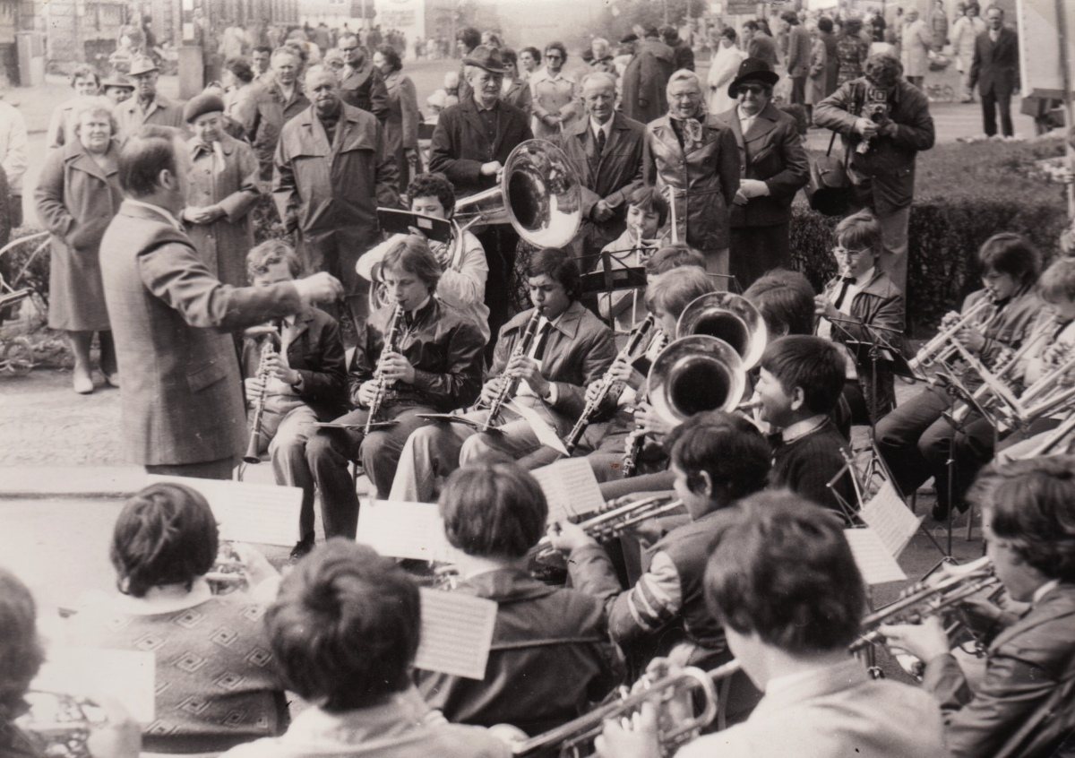 Dechový orchestr mladých při venkovním vystoupení v Roudnici v roce 1977