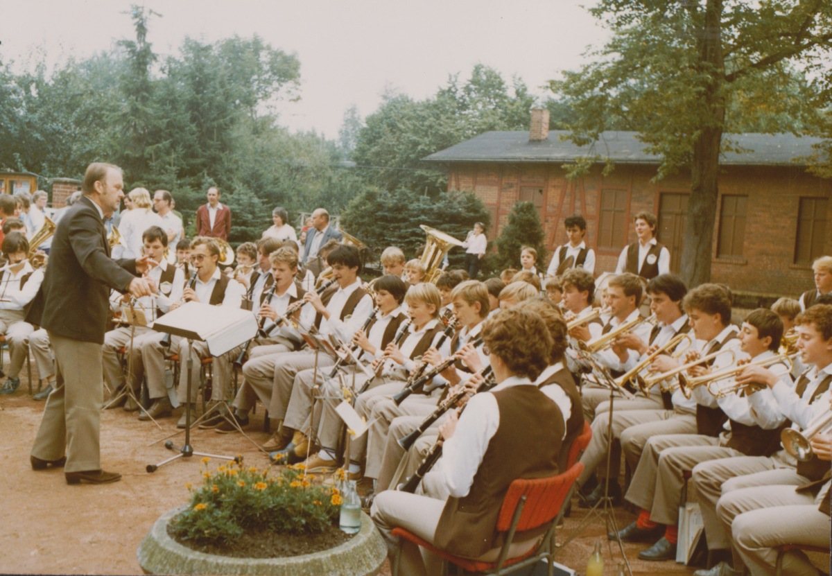 Dechový orchestr mladých při vystoupení v Penigu v roce 1987