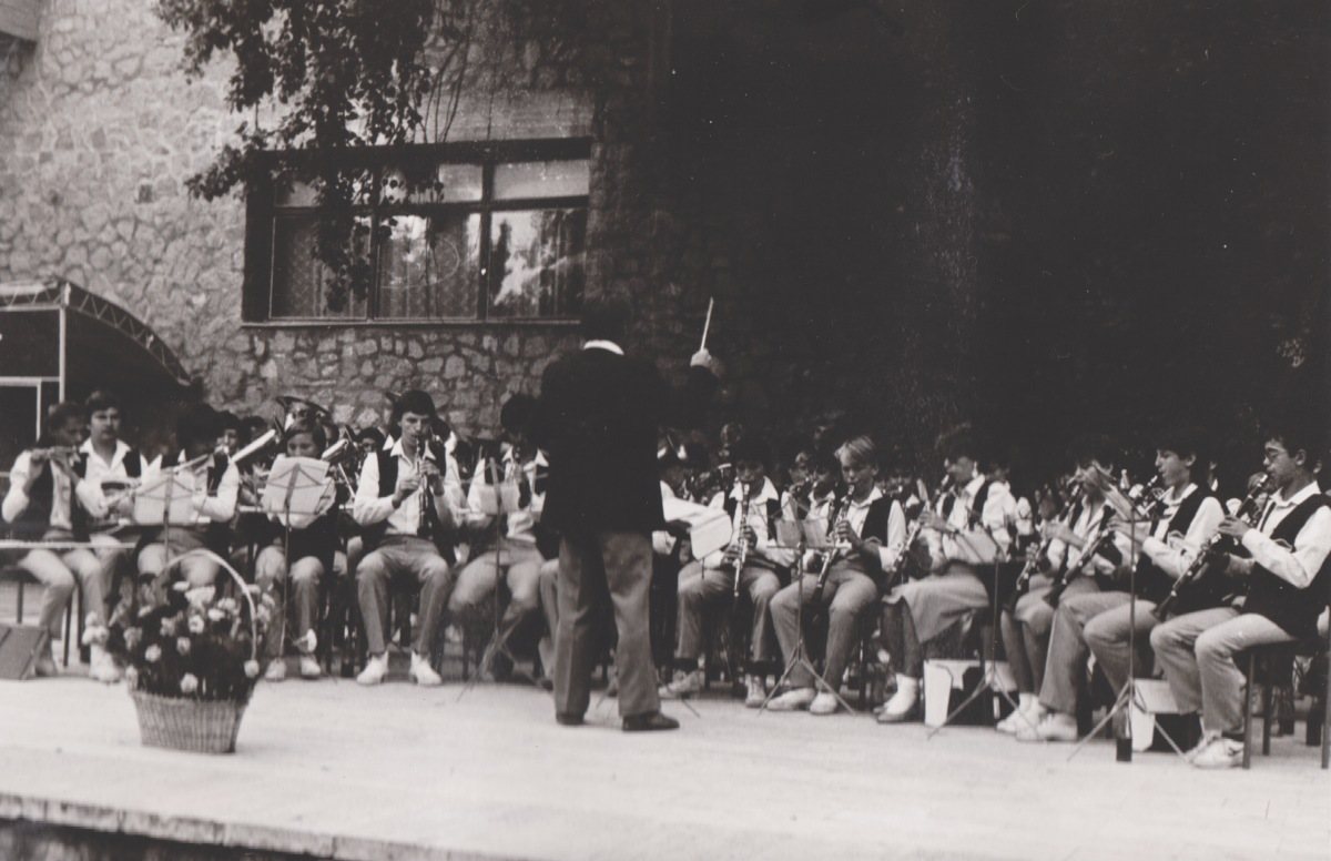 Dechový orchestr mladých při venkovním vystoupení v Bulharsku v roce 1988