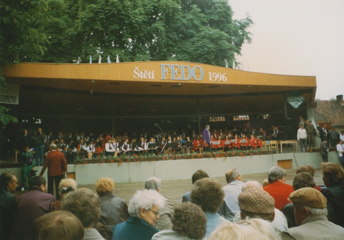 Dechový orchestr mladých na festivalovém pódiu FEDO ve Štětí v roce 1996