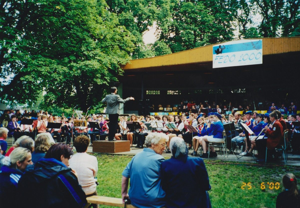 Dechové orchestry při společném vystoupení na FEDO 2000