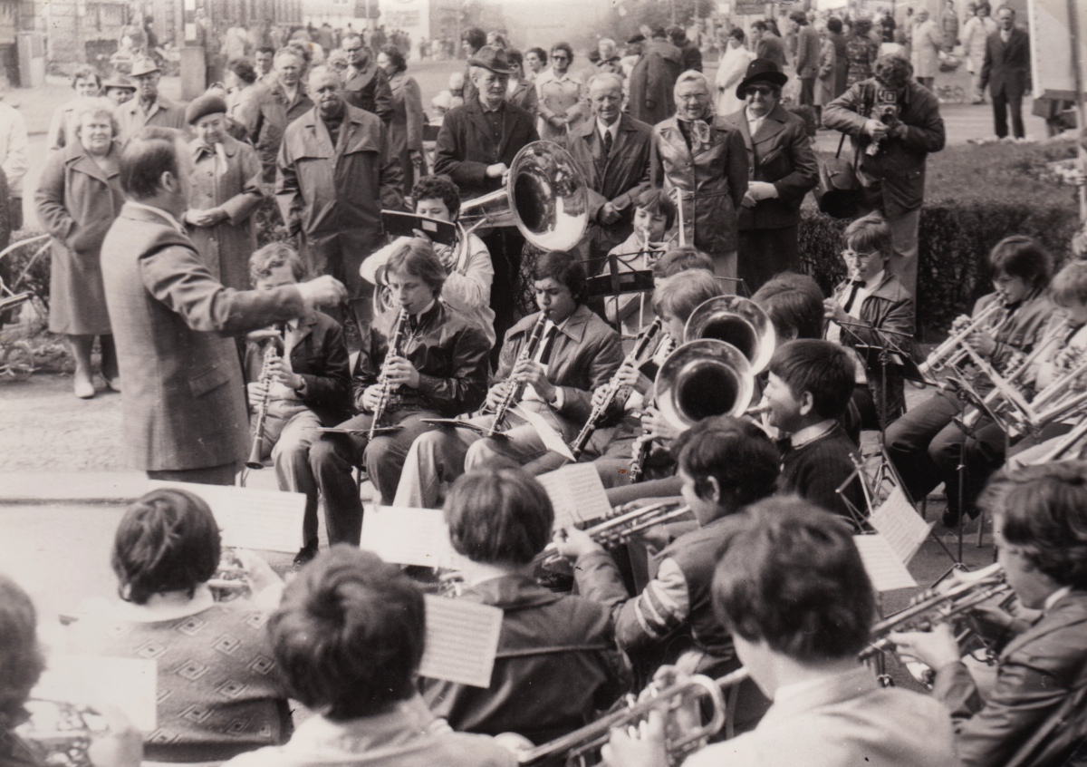 Mladý dechový orchestr při venkovním vystoupení v Roudnici nad Labem v roce 1977