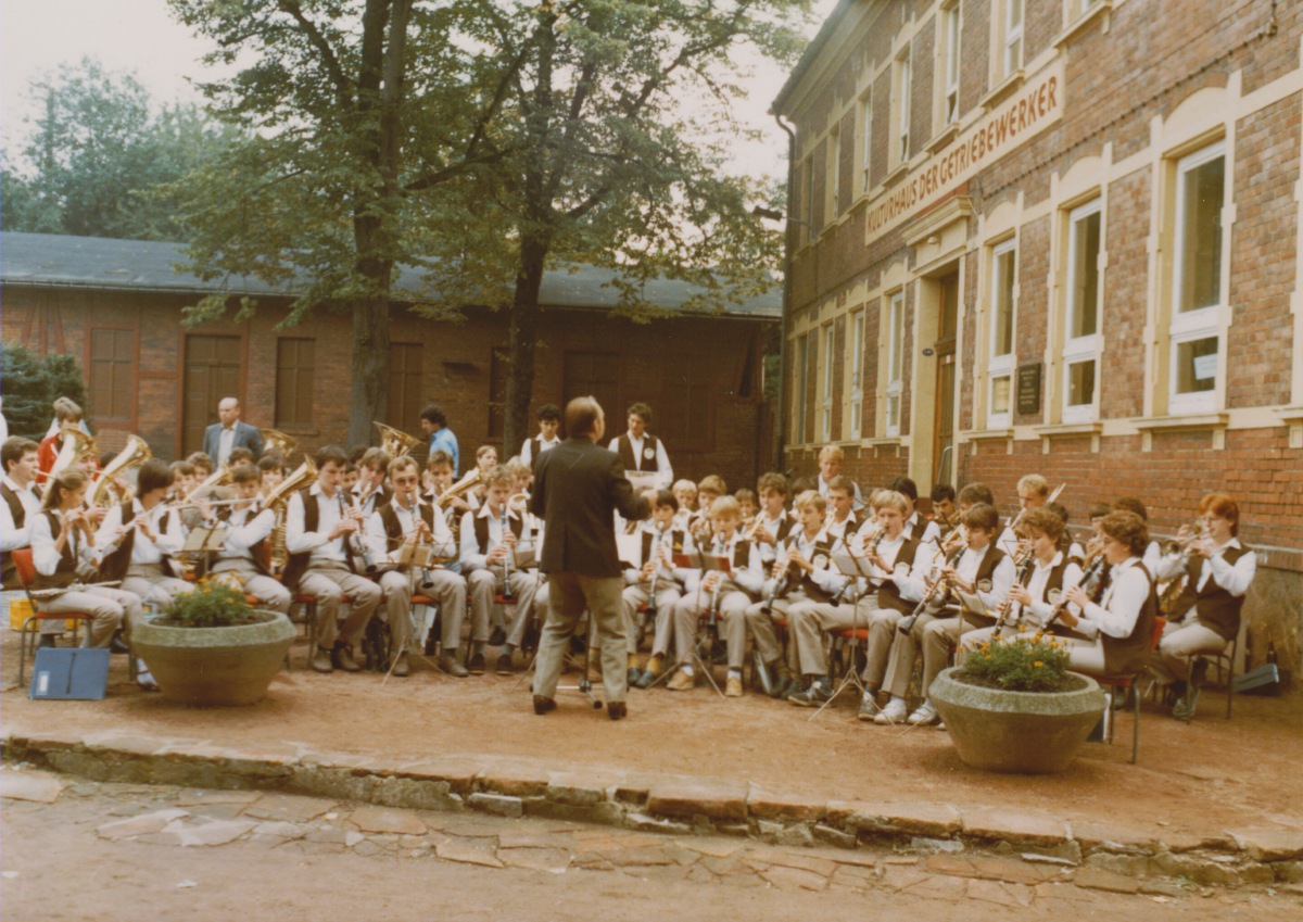 Dechový orchestr koncertuje venku v německém Penigu v roce 1987