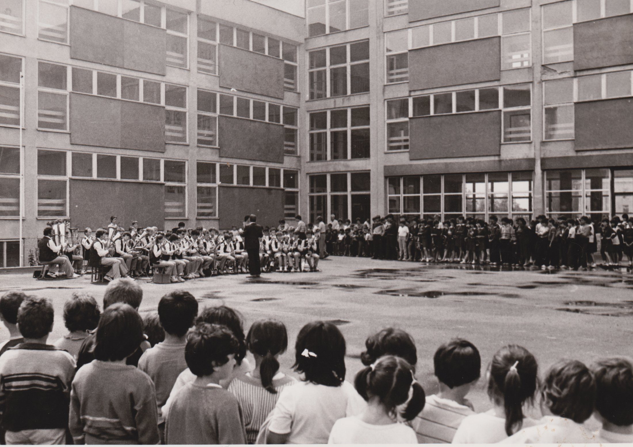 Orchestr při vystoupení na školním nádvoří v Bulharsku v roce 1988