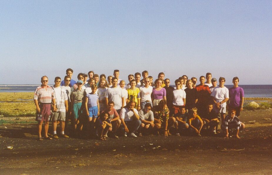 Členové orchestru na společné fotografii při cestě do Francie v roce 1997