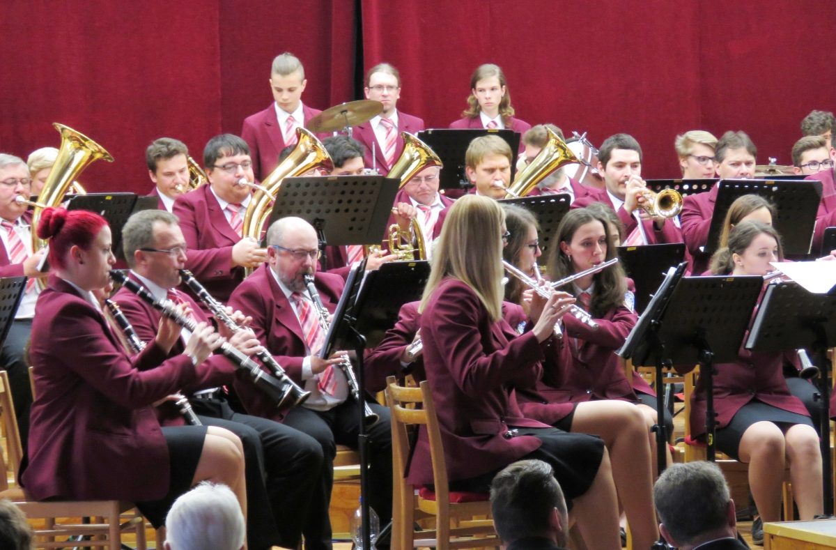 Orchestr v bordó uniformách při slavnostním koncertu v roce 2019