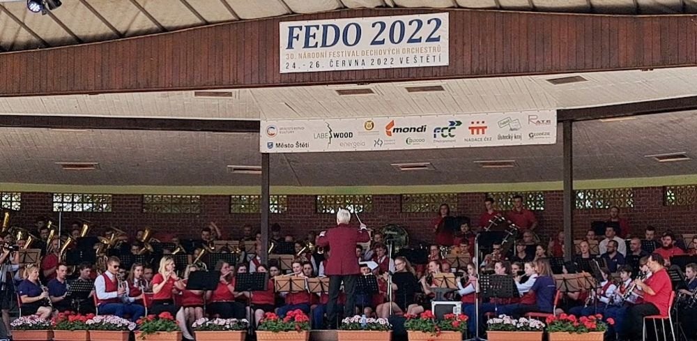 Orchestr na pódiu festivalu FEDO v roce 2022