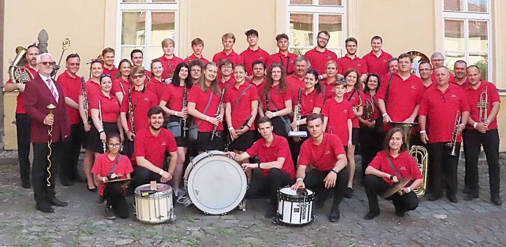 Společná fotografie orchestru v červených tričkách v roce 2022