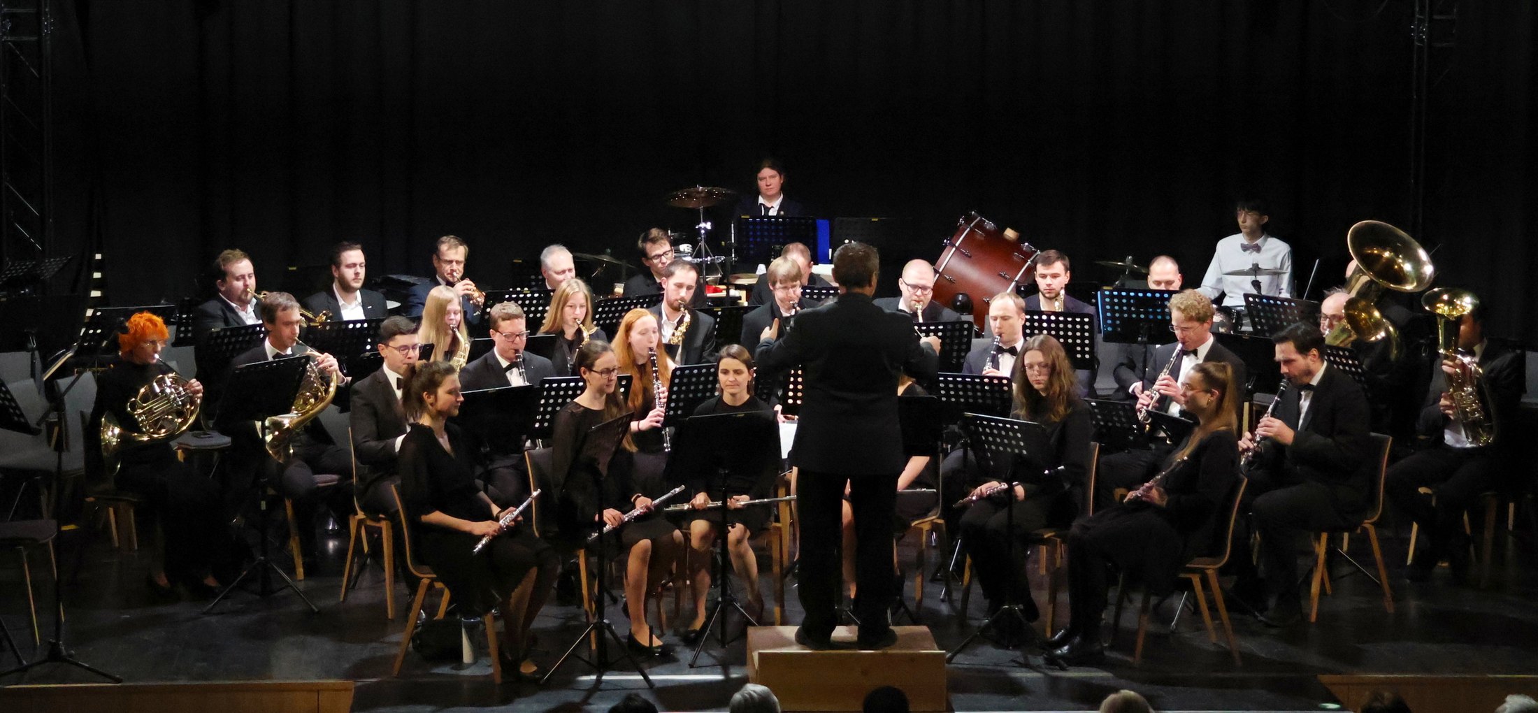 Celý orchestr na koncertním pódiu v roce 2025